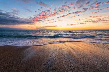 Sahilde Dalgalanan Okyanus Günbatımı