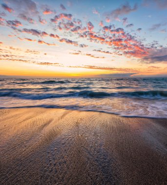 Sahilde Dalgalanan Okyanus Günbatımı