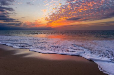 Sahilde Dalgalanan Okyanus Günbatımı