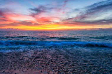 Bulutların Başlığını Aşan Altın Güneş Işıklarıyla Bir Okyanus Deniz Pelerini