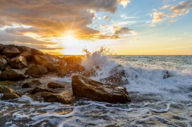 Gün batımı Okyanusu Kapanışı Renkli bir gün batımı gökyüzü ufkuyla kıyıya vuran bir dalganın