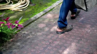 Seyahat çantasıyla uzaklaşan birinin yakın plan fotoğrafı. Sadece bacaklar ve çanta görünür. Yolculuk, ayrılış ya da anonimlik kavramı. Yaşam tarzı, seyahat veya kentsel bağlamda kullanılabilir.