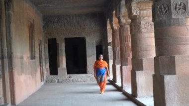 Ajanta mağaralarına kadın turist ziyareti ve antik Ajanta mağaralarını keşfetmek, Ajanta Mağaraları UNESCO 'nun Dünya Mirası Alanıdır..