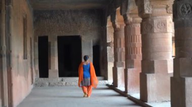 Ajanta mağaralarına kadın turist ziyareti ve antik Ajanta mağaralarını keşfetmek, Ajanta Mağaraları UNESCO 'nun Dünya Mirası Alanıdır..