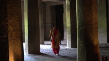 Ajanta mağaralarına kadın turist ziyareti ve antik Ajanta mağaralarını keşfetmek, Ajanta Mağaraları UNESCO 'nun Dünya Mirası Alanıdır..