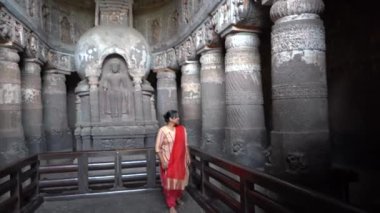Ajanta mağaralarına kadın turist ziyareti ve antik Ajanta mağaralarını keşfetmek, Ajanta Mağaraları UNESCO 'nun Dünya Mirası Alanıdır..