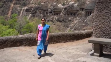 Ajanta mağaralarına kadın turist ziyareti ve antik Ajanta mağaralarını keşfetmek, Ajanta Mağaraları UNESCO 'nun Dünya Mirası Alanıdır..