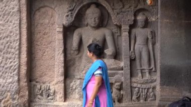 Ajanta mağaralarına kadın turist ziyareti ve antik Ajanta mağaralarını keşfetmek, Ajanta Mağaraları UNESCO 'nun Dünya Mirası Alanıdır..