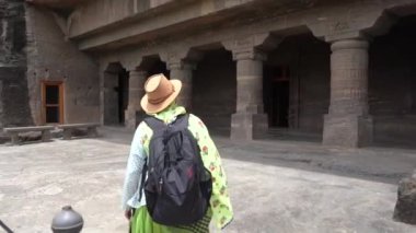 Ajanta mağaralarına kadın turist ziyareti ve antik Ajanta mağaralarını keşfetmek, Ajanta Mağaraları UNESCO 'nun Dünya Mirası Alanıdır..