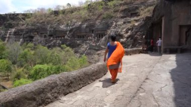 Ajanta mağaralarına kadın turist ziyareti ve antik Ajanta mağaralarını keşfetmek, Ajanta Mağaraları UNESCO 'nun Dünya Mirası Alanıdır..