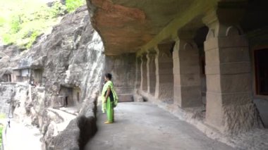 Ajanta mağaralarına kadın turist ziyareti ve antik Ajanta mağaralarını keşfetmek, Ajanta Mağaraları UNESCO 'nun Dünya Mirası Alanıdır..