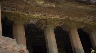 Ajanta mağaralarına kadın turist ziyareti ve antik Ajanta mağaralarını keşfetmek, Ajanta Mağaraları UNESCO 'nun Dünya Mirası Alanıdır..