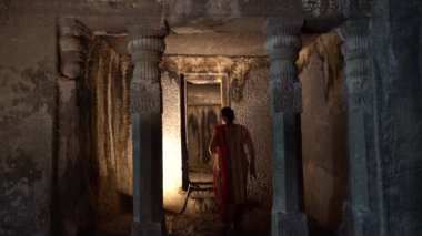 Ajanta mağaralarına kadın turist ziyareti ve antik Ajanta mağaralarını keşfetmek, Ajanta Mağaraları UNESCO 'nun Dünya Mirası Alanıdır..