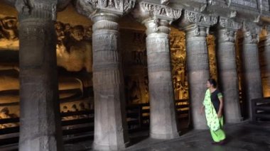 Ajanta mağaralarına kadın turist ziyareti ve antik Ajanta mağaralarını keşfetmek, Ajanta Mağaraları UNESCO 'nun Dünya Mirası Alanıdır..