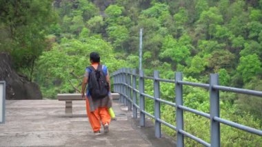 Ajanta mağaralarına kadın turist ziyareti ve antik Ajanta mağaralarını keşfetmek, Ajanta Mağaraları UNESCO 'nun Dünya Mirası Alanıdır..