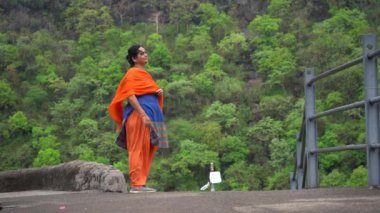 Ajanta mağaralarına kadın turist ziyareti ve antik Ajanta mağaralarını keşfetmek, Ajanta Mağaraları UNESCO 'nun Dünya Mirası Alanıdır..