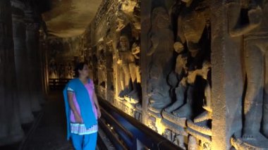 Ajanta mağaralarına kadın turist ziyareti ve antik Ajanta mağaralarını keşfetmek, Ajanta Mağaraları UNESCO 'nun Dünya Mirası Alanıdır..