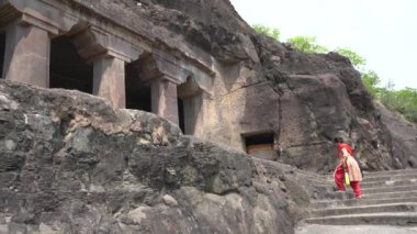 Ajanta mağaralarına kadın turist ziyareti ve antik Ajanta mağaralarını keşfetmek, Ajanta Mağaraları UNESCO 'nun Dünya Mirası Alanıdır..
