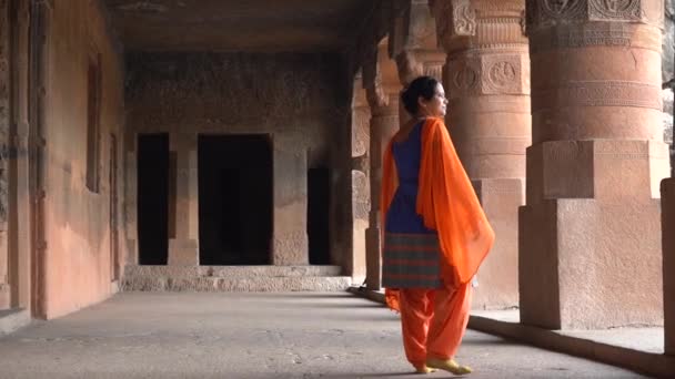 Női Turista Látogatás Ajanta Barlangokban Ősi Ajanta Barlangok Felfedezése Ajanta — Stock videók