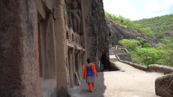 Visita Turistica Femminile Alle Grotte Dell Ajanta Esplorazione Delle Antiche — Video Stock
