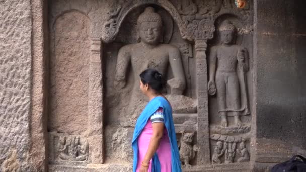 Vrouw Toeristisch Bezoek Aan Grotten Van Ajanta Het Verkennen Van — Stockvideo