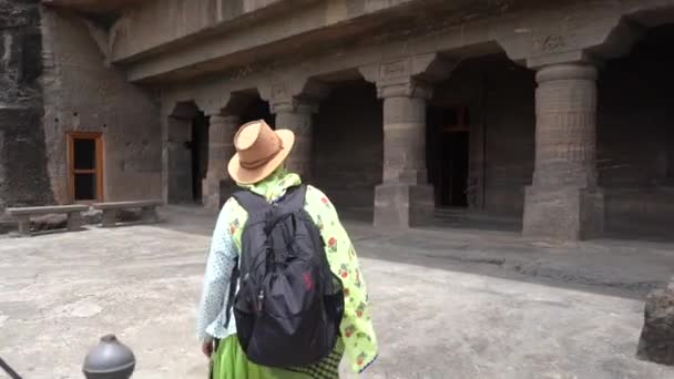 Mulher Visita Turística Cavernas Ajanta Explorando Antigas Cavernas Ajanta Cavernas — Vídeo de Stock