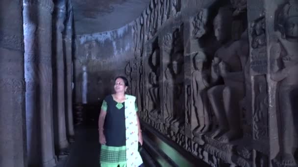 アジャンタ洞窟を訪れ 古代アジャンタ洞窟を探索する女性観光客 アジャンタ洞窟はユネスコの世界遺産です — ストック動画