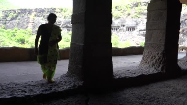 Mujer Turista Visita Las Cuevas Ajanta Explorar Las Antiguas Cuevas — Vídeos de Stock