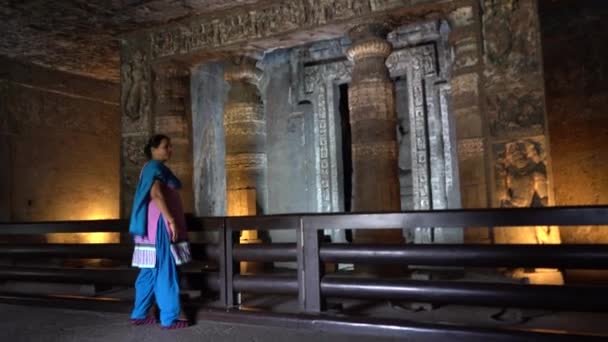 Τουριστική Επίσκεψη Γυναικών Στα Σπήλαια Ajanta Και Εξερεύνηση Των Αρχαίων — Αρχείο Βίντεο