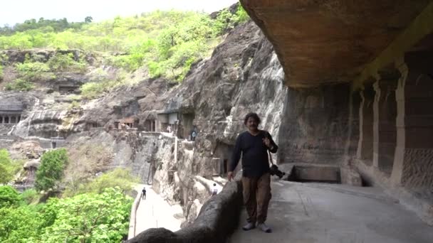 Mulher Visita Turística Cavernas Ajanta Explorando Antigas Cavernas Ajanta Cavernas — Vídeo de Stock