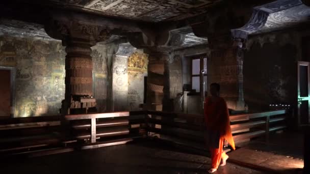 Žena Turistická Návštěva Jeskyně Ajanta Objevování Starobylé Jeskyně Ajanta Ajanta — Stock video