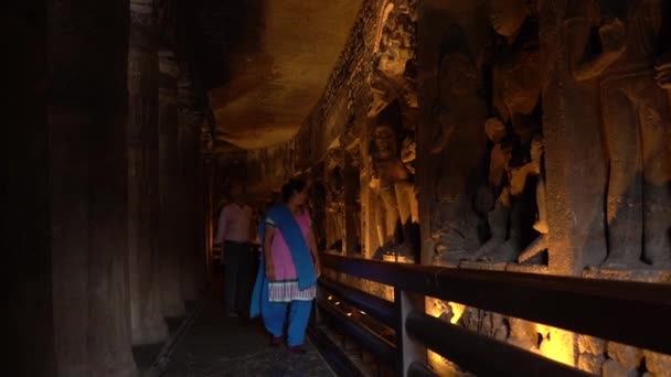 Vrouw Toeristisch Bezoek Aan Grotten Van Ajanta Het Verkennen Van — Stockvideo