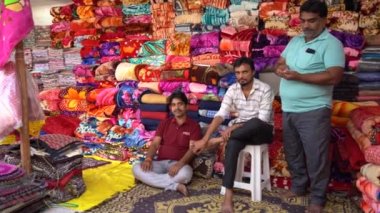NAGPUR, MAHARASHTRA, INDIA 25 HAZİRAN 2023: Geleneksel malları kırsal köy fuarında kırsal halka satan tedarikçi.