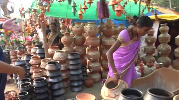 Nagpur Maharashtra インド2023年1月25日 ベンダーは 毎年恒例の村のフェアで農村部の人々に伝統的な土鍋を販売し フェアは毎年恒例の伝統です — ストック動画