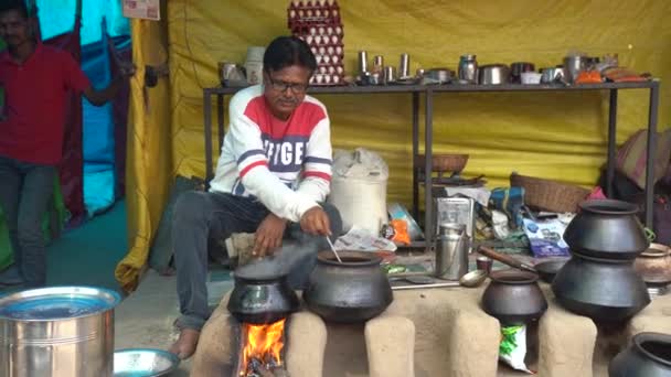 2023年1月25日 2023年1月25日 インド マハラシュトラ州ナグプル 土蔵の薪を使って ヴィンテージキッチンの農村通りのフードレストランで焼きたての料理を作って調理する人々 — ストック動画