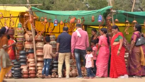 Nagpur Maharashtra インド2023年1月25日 ベンダーは 毎年恒例の村のフェアで農村部の人々に伝統的な土鍋を販売し フェアは毎年恒例の伝統です — ストック動画