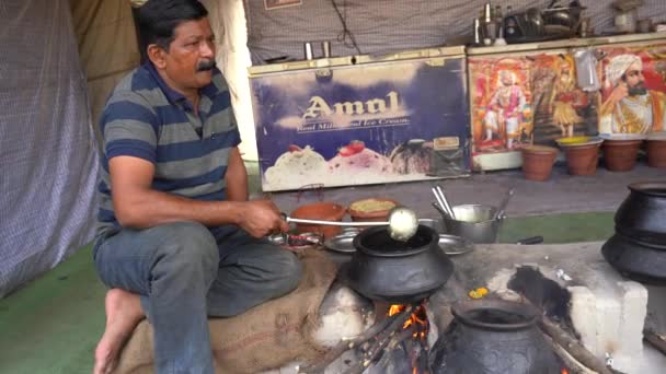 2023年1月25日 2023年1月25日 インド マハラシュトラ州ナグプル 土蔵の薪を使って ヴィンテージキッチンの農村通りのフードレストランで焼きたての料理を作って調理する人々 — ストック動画