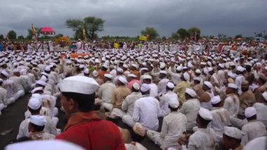 PANDHARPUR, MAHARASHTRA, INDIA, 8 Temmuz 2022: Wari Palkhi Sohla, Wari Maharashtras 'ın yıllık en büyük hac yolculuğu.