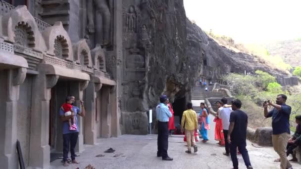 Ajanta Maharashtra India June 2022 游客们参观和看到Ajanta洞穴 Ajanta著名的30个洞穴可追溯到公元前2世纪 Ajanta洞穴是联合国教科文组织的世界遗产 — 图库视频影像