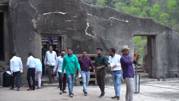 Ajanta Maharashtra India June 2022 Tourrists Visiting Seeing Ajanta Caves — стоковое видео