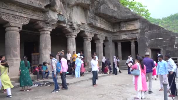 Ajanta Maharashtra India June 2022 游客们参观和看到Ajanta洞穴 Ajanta著名的30个洞穴可追溯到公元前2世纪 Ajanta洞穴是联合国教科文组织的世界遗产 — 图库视频影像