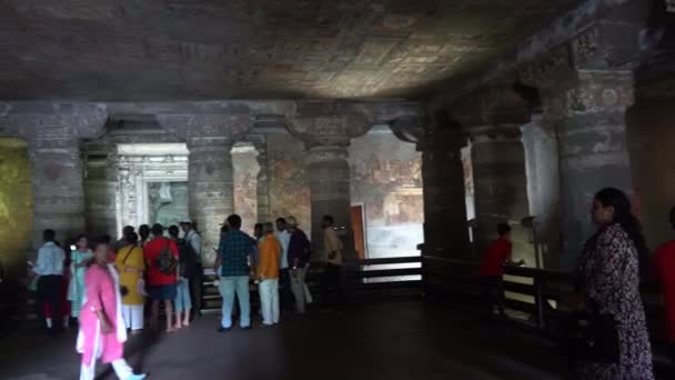 Ajanta Maharashtra Índia Junho 2022 Turistas Visitando Vendo Cavernas Ajanta — Vídeo de Stock