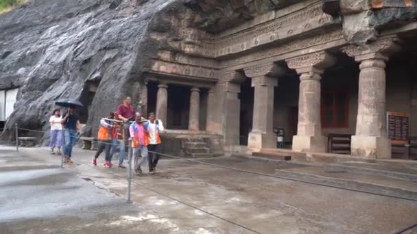 2022年6月14日インド マハラシュトラ州アジャンタ 観光客は世界遺産に登録されているインド マハラシュトラ州アウランガバードのアジャンタ洞窟でパラクインを持っている — ストック動画