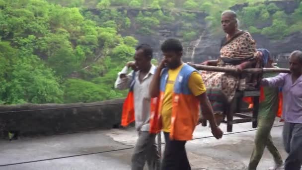 Ajanta Maharashtra India Ιουνίου 2022 Τουρίστας Μεταφέρεται Παλανκίνο Από Συνοδούς — Αρχείο Βίντεο