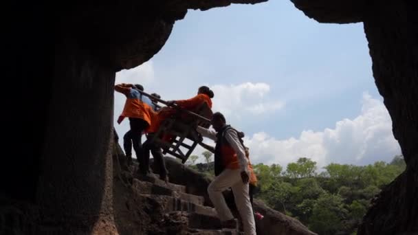 Ajanta Maharashtra Índia Junho 2022 Turista Está Sendo Levado Com — Vídeo de Stock