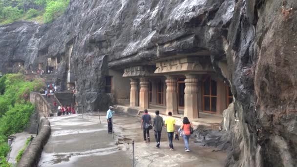 アジャンタ マハラシュトラ インド 2022年6月24日 アジャンタ洞窟 アジャンタの30の洞窟を訪れる観光客紀元前2世紀に遡る壁画で有名なアジャンタ洞窟は ユネスコの世界遺産に登録されています — ストック動画