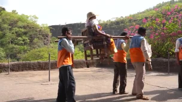 Ajanta Maharashtra India Ιουνίου 2022 Τουρίστας Μεταφέρεται Παλανκίνο Από Συνοδούς — Αρχείο Βίντεο
