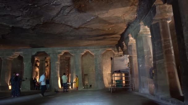 アジャンタ マハラシュトラ インド 2022年6月24日 アジャンタ洞窟 アジャンタの30の洞窟を訪れる観光客紀元前2世紀に遡る壁画で有名なアジャンタ洞窟は ユネスコの世界遺産に登録されています — ストック動画