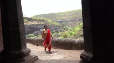 Ajanta mağaralarına kadın turist ziyareti ve antik Ajanta mağaralarını keşfetmek, Ajanta Mağaraları UNESCO 'nun Dünya Mirası Alanıdır..