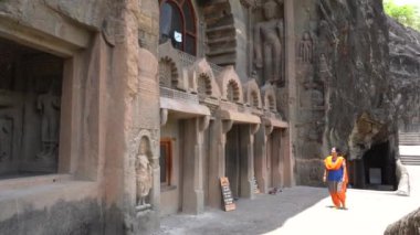 Ajanta mağaralarına kadın turist ziyareti ve antik Ajanta mağaralarını keşfetmek, Ajanta Mağaraları UNESCO 'nun Dünya Mirası Alanıdır..